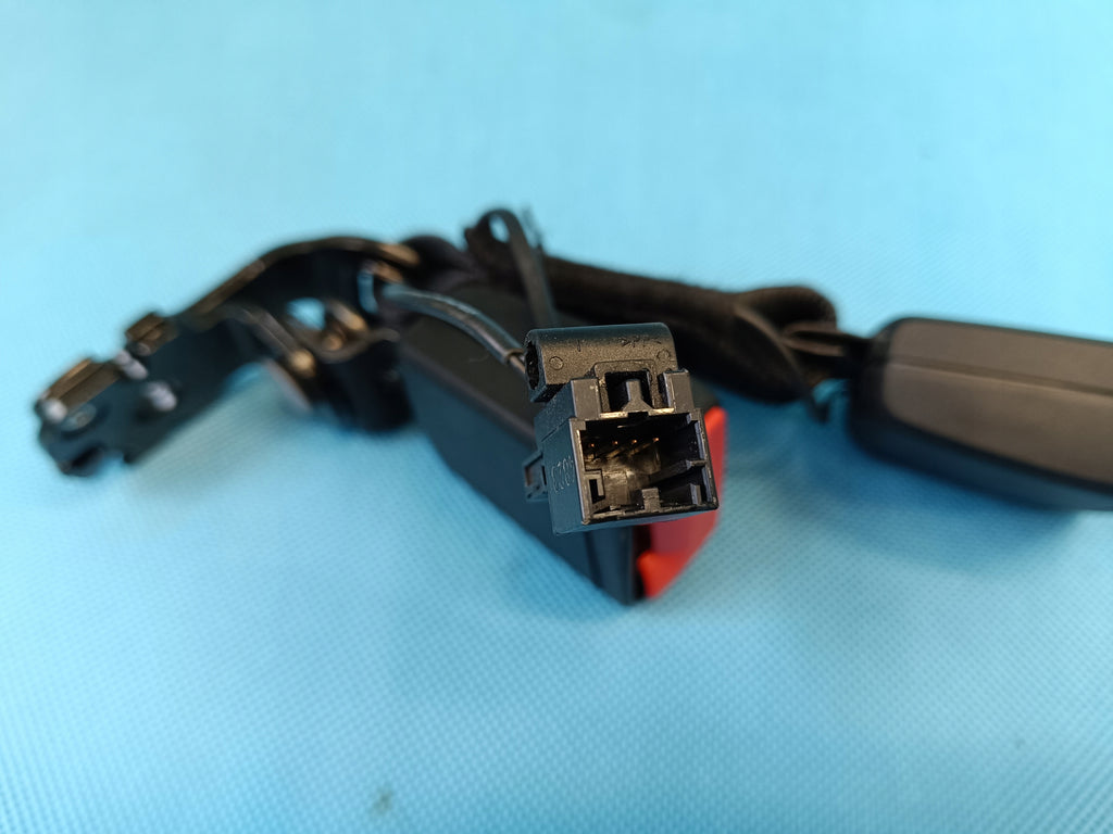 AUDI A4 B9 2024 R AVANT 2,0 TFSI 110KW BELT CLASP REAR 8IN0857739D