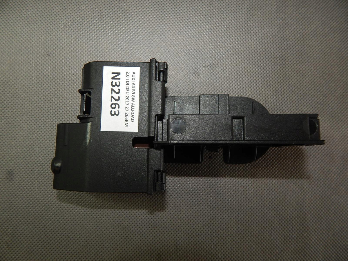AUDI A4 B9 SPLITTER BOX 8IN0937503B