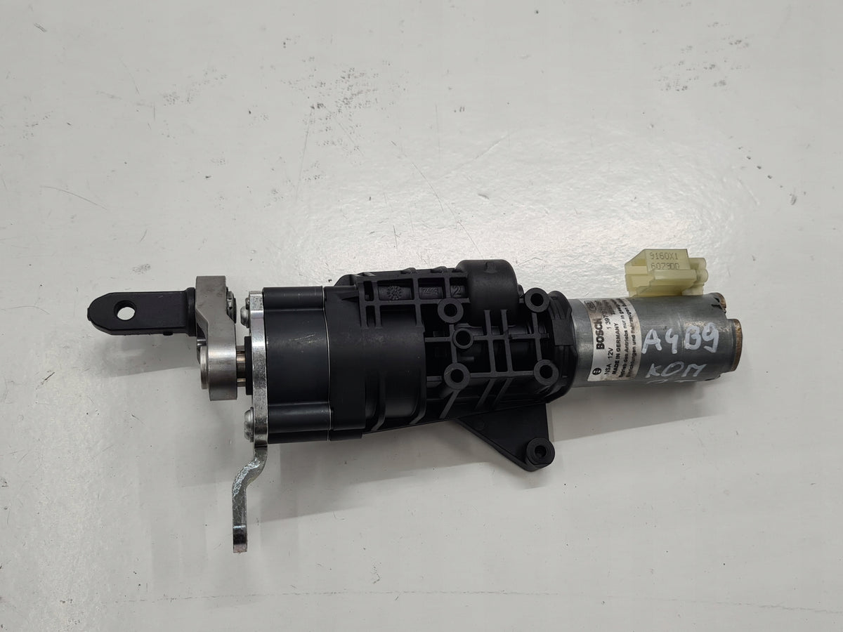AUDI A4 B9 KOMBI ELEKTRICKÝ POHON VÍKA ZAVAZADLOVÉHO PROSTORU PRAVÝ 8W9827852A