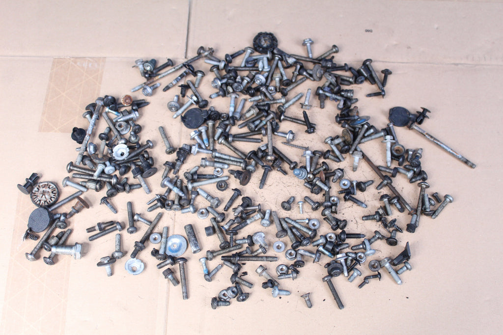 AUDI A6 C7 LIFT CABIN SCREWS 2.7 KILO 2018R