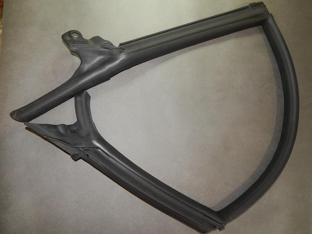 AUDI A7 4G TOP DOOR SEAL 4G8845695