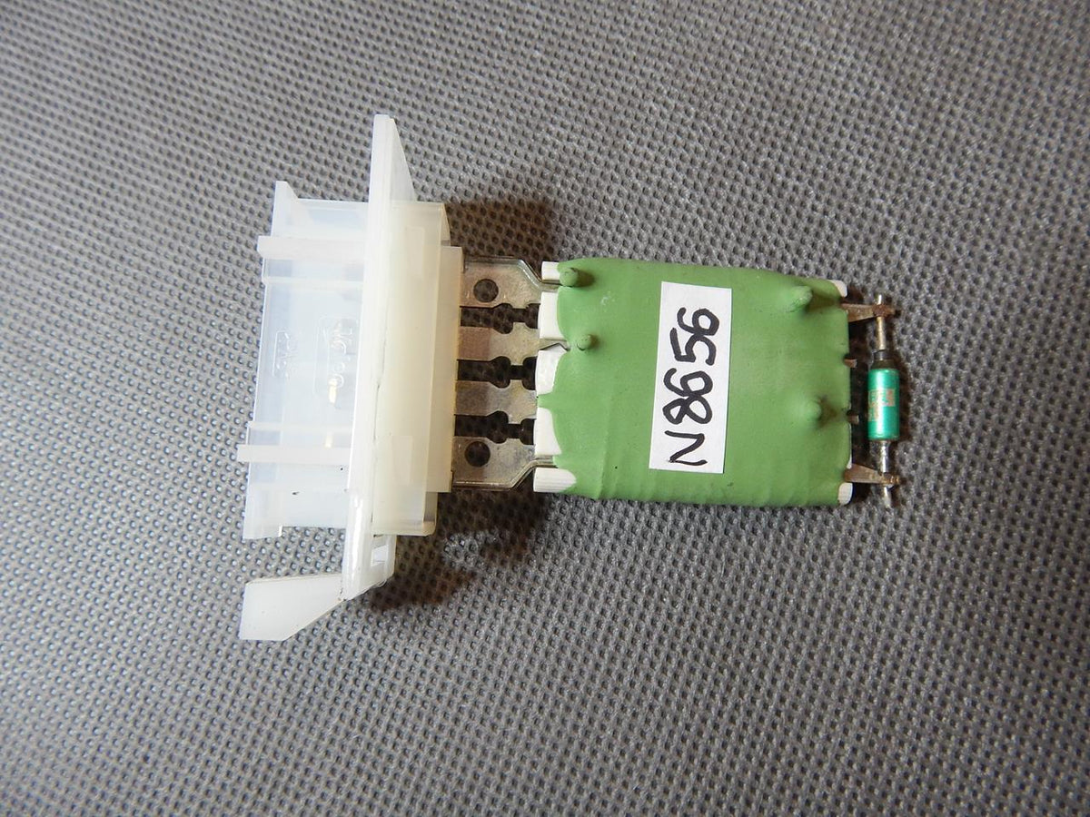 AUDI Q3 8U RESISTOR