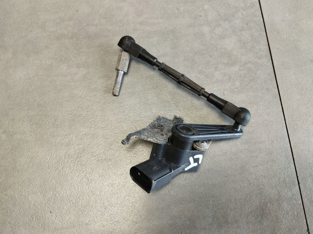 Audi A4 S4 B9 8W Lamp Leveling Sensor Left Rear 8W0941309E
