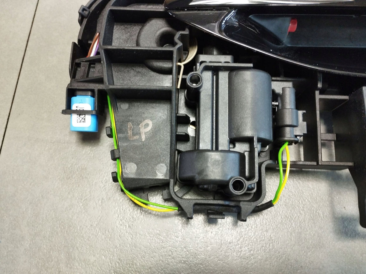 Audi A5 B10 DOOR HANDLE LEFT FRONT 8B1837811B