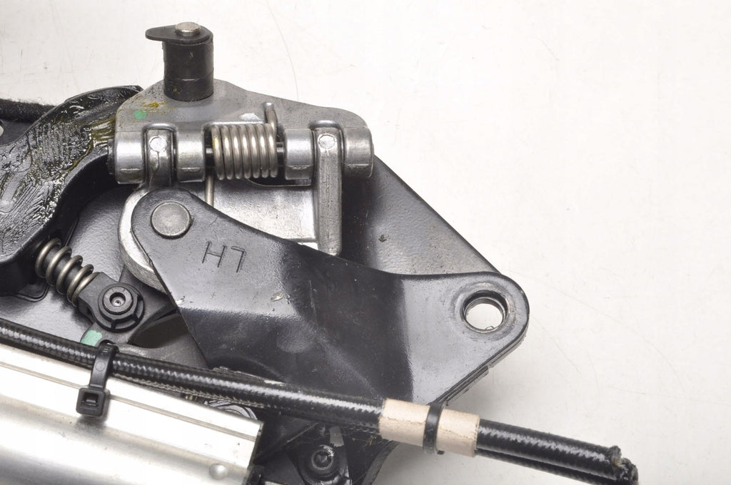 BMW E88 ROOF HINGE LEFT