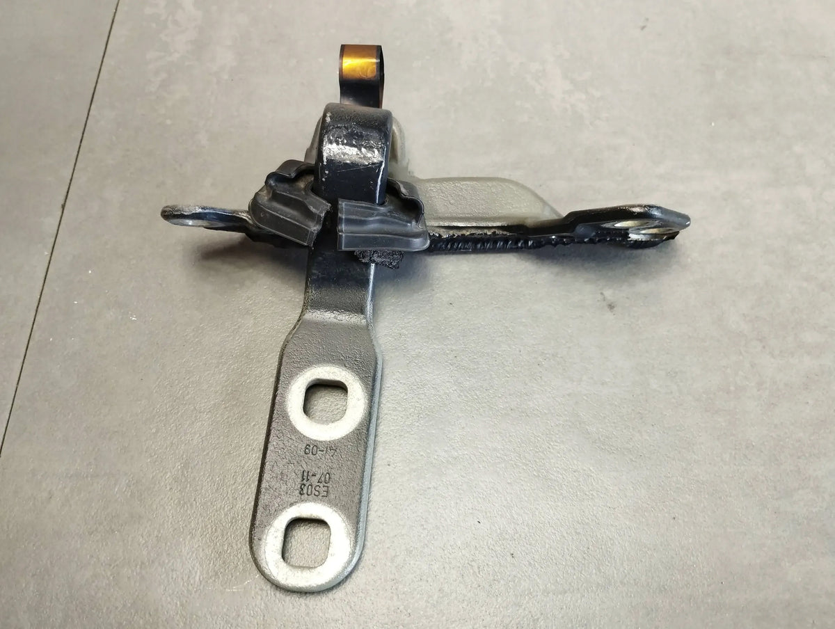 BMW X6 E71 FLAP HINGE LEFT 7175829
