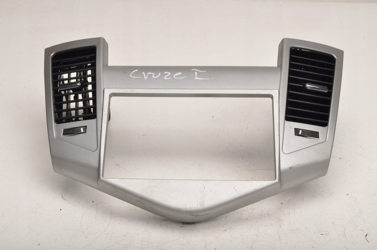 CHEVROLET CRUZE AND GRILLE RADIO FRAME