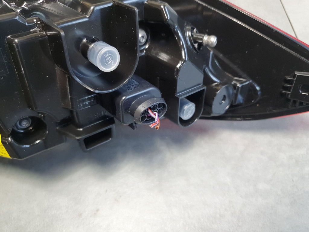 Cupra Leon IV KOMBI Rear Peacock Lamp 5FA945208D