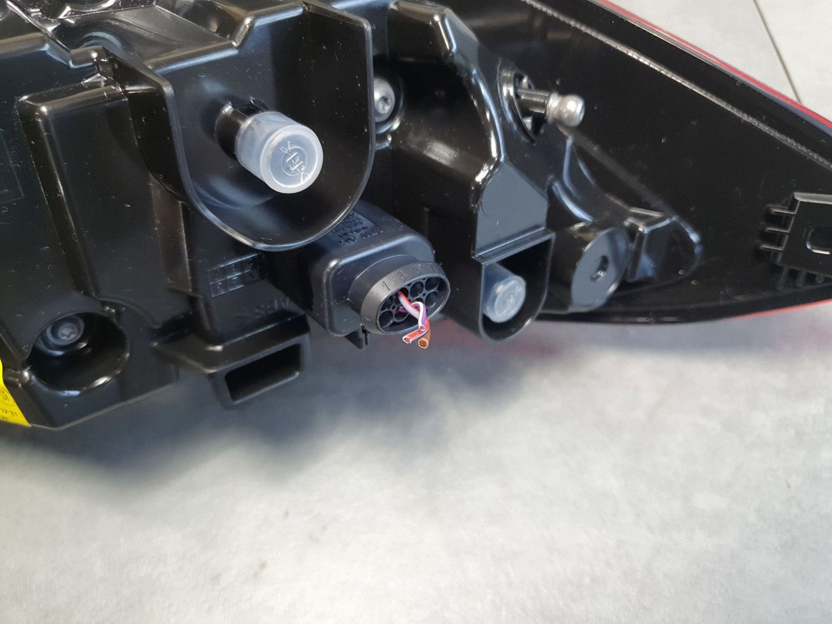 Cupra Leon IV KOMBI Rear Peacock Lamp 5FA945208D