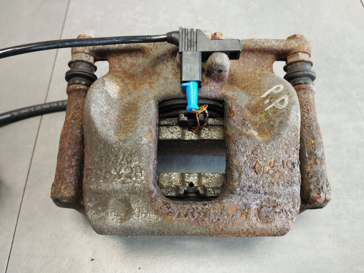 Mercedes-Benz B W246 W242 CLAMP RIGHT FRONT A24638