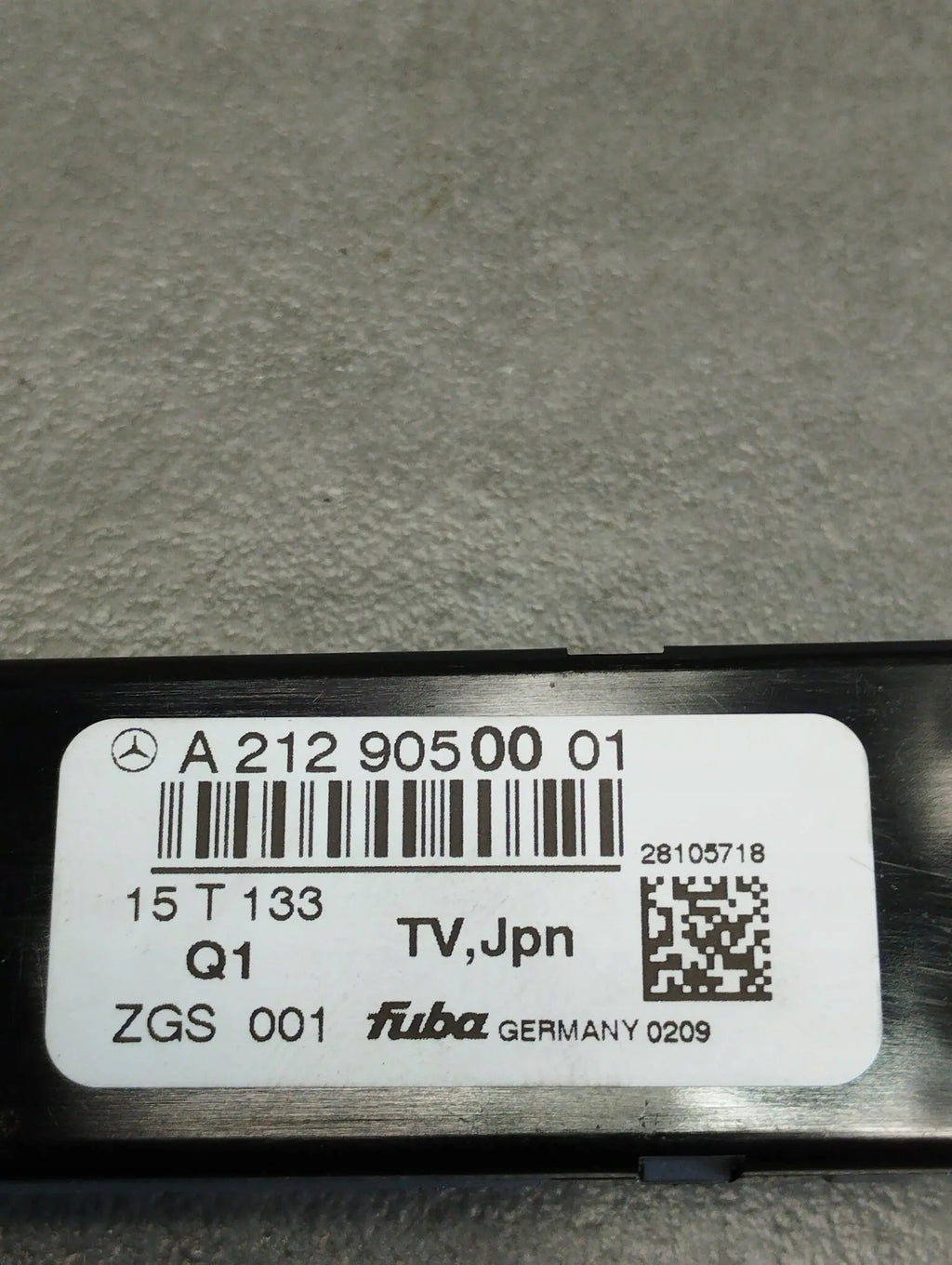 Mercedes-Benz CLS C218 ANTENNA AMPLIFIER A2129050001