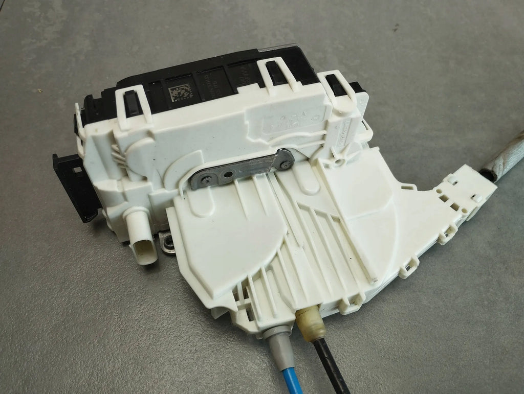 Mercedes-Benz CLS C218 LOCK LEFT REAR A0997300135