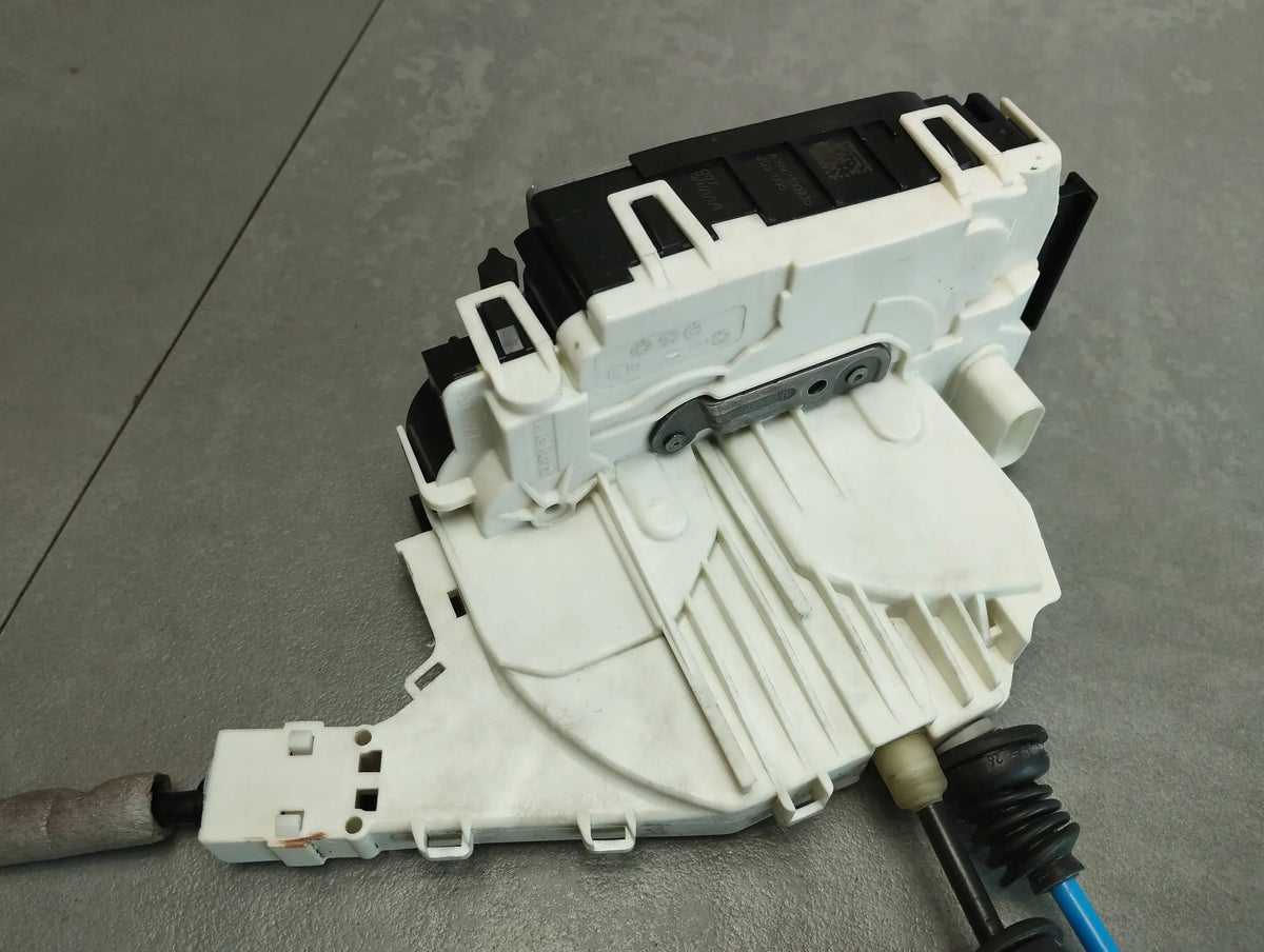 Mercedes-Benz CLS C218 LOCK RIGHT REAR A0997300235
