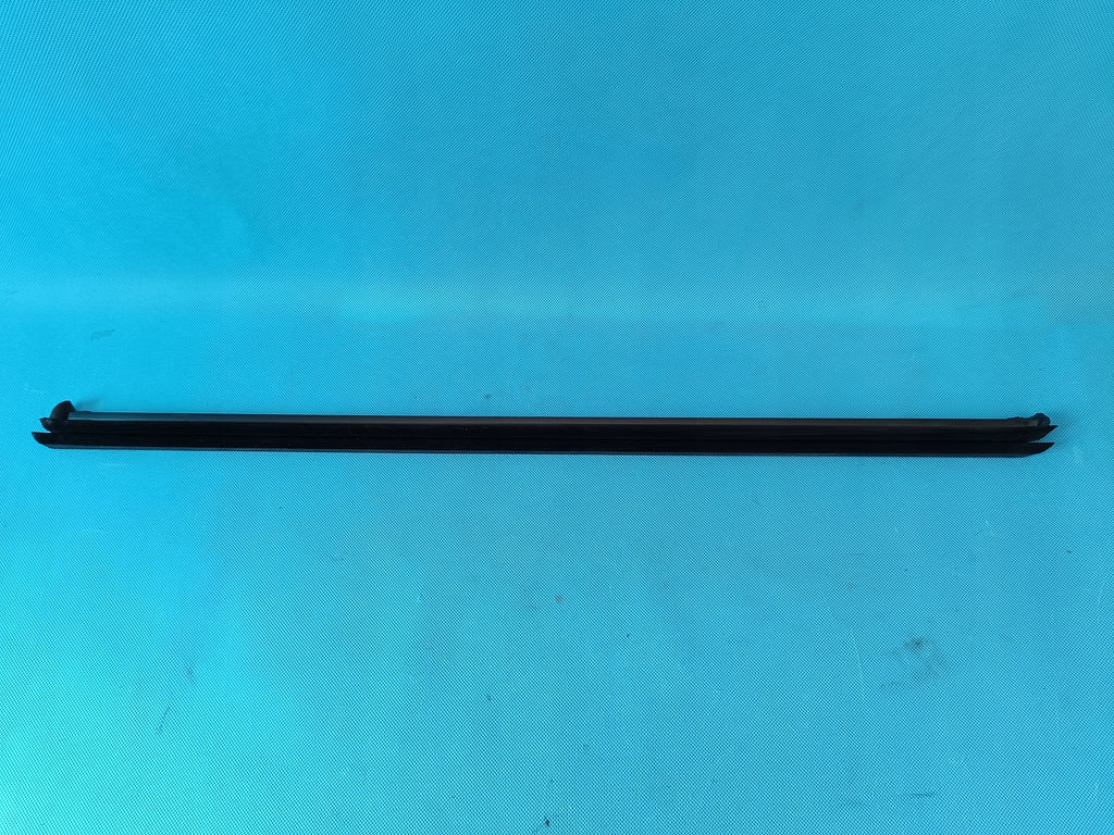 SKODA SUPERB 3 LIFT 2023 R WINDOW SCRAPER BAR LEFT FRONT 3V0837479