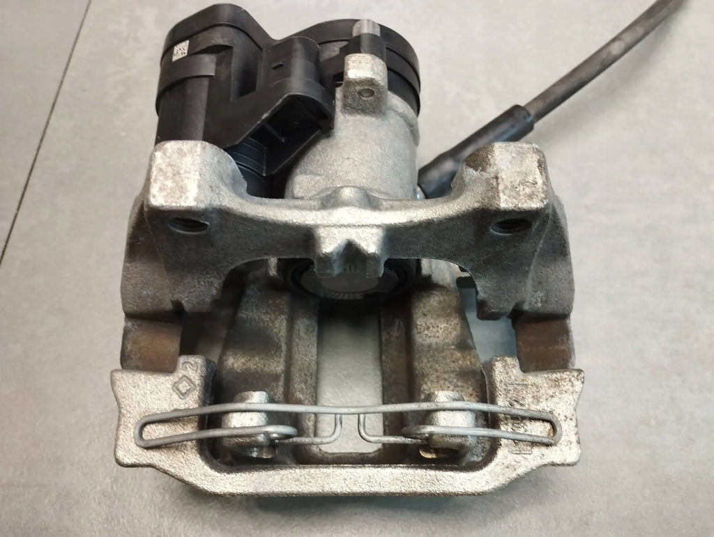 Skoda Octavia Mk4 CLAMP LEFT REAR 5R3615405A
