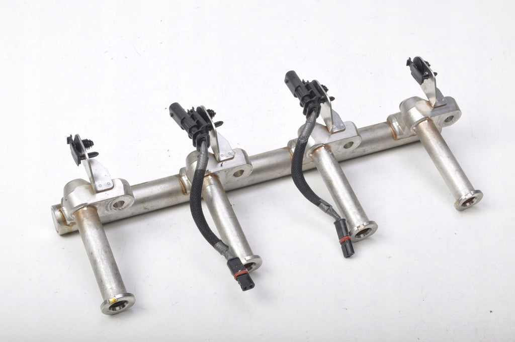 VOLVO V40 II 1.5 T3 INJECTION RAIL 31478555