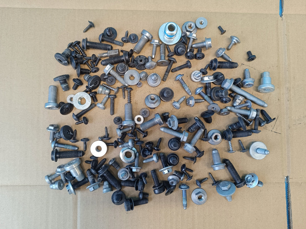 VW GOLF VIII VARIANT 1.5 e-TSI 110KW 2021 R CABIN INTERIOR SCREWS 1,80KG