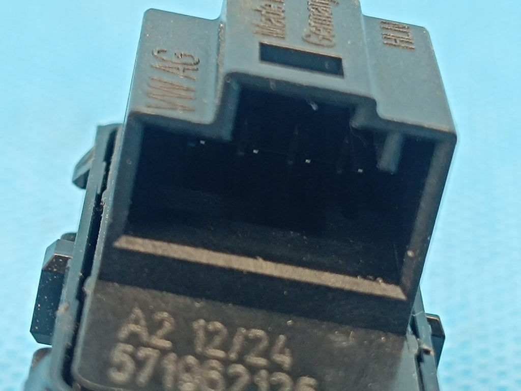 VW PASSAT B9 VARIANT 2.0 TDI 2024 R CENTRAL LOCK SWITCH 571962125