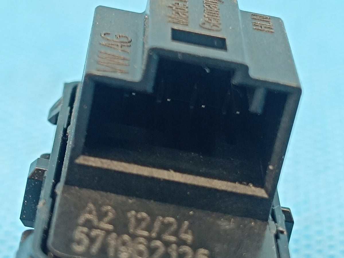 VW PASSAT B9 VARIANT 2.0 TDI 2024 R CENTRAL LOCK SWITCH 571962125