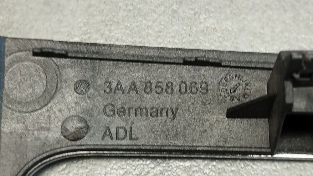 Volkswagen PASSAT B7 Radio frame 3AA858069