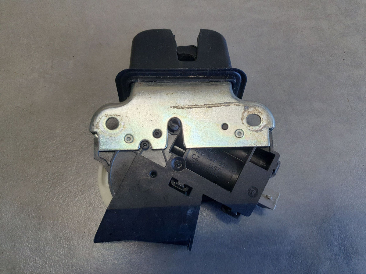 Volkswagen PASSAT CC Tailgate lock 4F5827505D