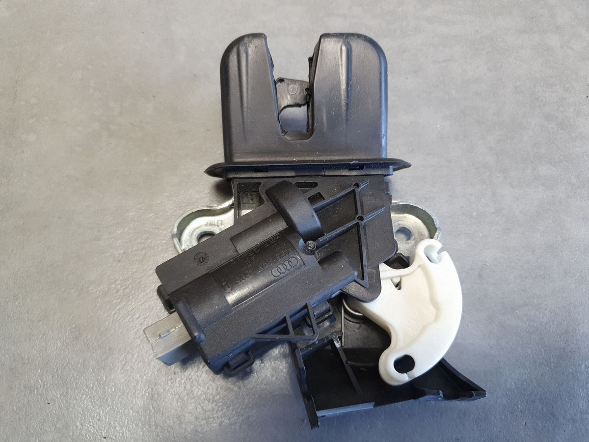 Volkswagen PASSAT CC Tailgate lock 4F5827505D